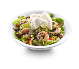 Ensalada de lechugas con camarones y salsa de soja. 
Lettuce salad with shrimp and soy sauce.