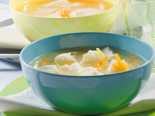 Sopa de bacalao y patatas en cuenco azul. Cod and potato soup in blue bowl.