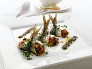 Sardinas rellenas de verduras y aceitunas. Sardines stuffed with vegetables and olives.