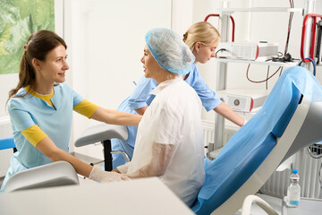 Obraz premium Doctor and pregnant woman looking at each other before antenatal examination