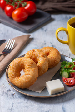 Pişi, a popular snack made with leavened dough from the Turkish cuisine