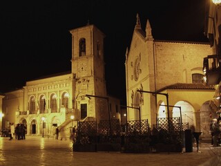 Fototapeta na wymiar La piazza San Benedetto a Norcia di notte.