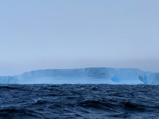 Die Reste des einst größten Eisbergs der Welt, A76a, in der Scotiasee zwischen Antarktis und Südgeorgien