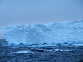 Die Reste des einst größten Eisbergs der Welt, A76a, in der Scotiasee zwischen Antarktis und Südgeorgien