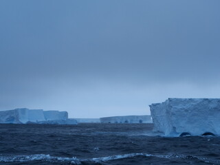 Die Reste des einst größten Eisbergs der Welt, A76a, in der Scotiasee zwischen Antarktis und Südgeorgien