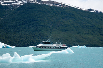 Barco navegando entre icebergs y bloques de hielo, en las cercanías del glaciar Perito Moreno