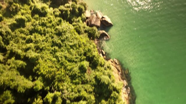 Filme a&eacute;reo da praia de Purumirim em Ubatuna, litoral Norte de S&atilde;o Paulo, um lugar perfeito para encontrar paz e divers&atilde;o.