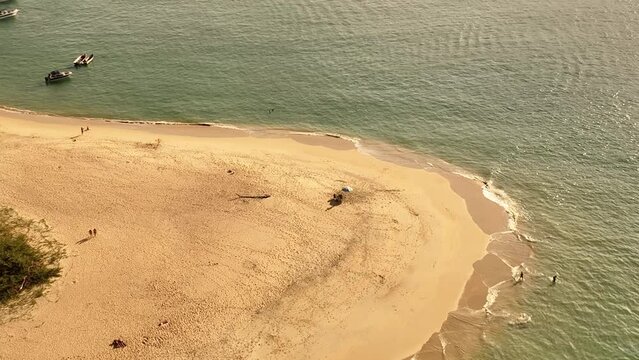 Filme a&eacute;reo da praia de Purumirim em Ubatuna, litoral Norte de S&atilde;o Paulo, um lugar perfeito para encontrar paz e divers&atilde;o.