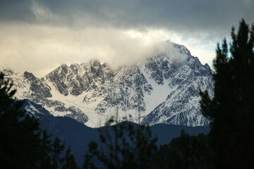 Obraz premium Cloudy, moody sunrise over snowy mountains in the Colorado Rocky Mountains