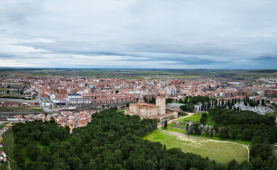 Aerial view of the Spanish town of Medina del Campo in Valladolid, with its famous castle Castillo de la Mota in the foreground. - 714068624