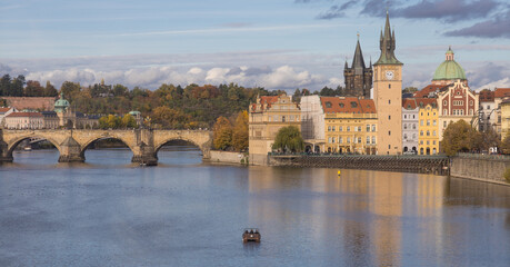 Le pont Charles (tchèque : Karlův) est un pont qui relie la vieille ville de Prague (Staré...