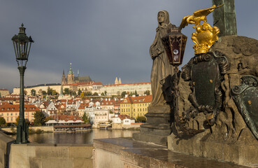 Fototapeta na wymiar Vue sur le château de Prague depuis le Pont Charles 