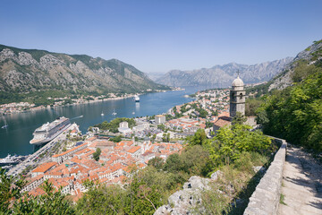 Kotor mit Blick auf die Altstadt und Adria - 714085259