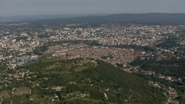 vue a&eacute;rienne drone panoramique de la ville de Besan&ccedil;on dans le jura en France, avec sa citadelle et son fort