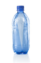 Naklejka premium Frozen soda in plastic bottle isolated on white background
