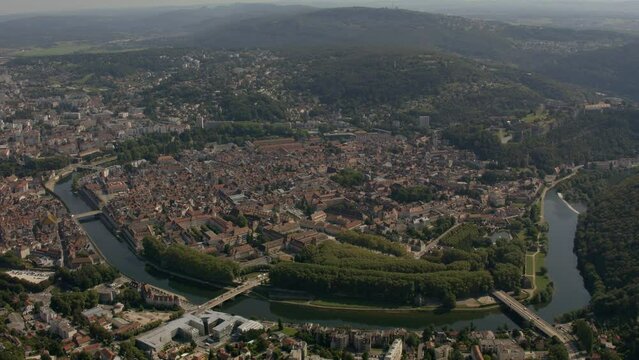 vue a&eacute;rienne drone de Besan&ccedil;on en France, centre ville, avanc&eacute;e vers le coeur historique de la ville