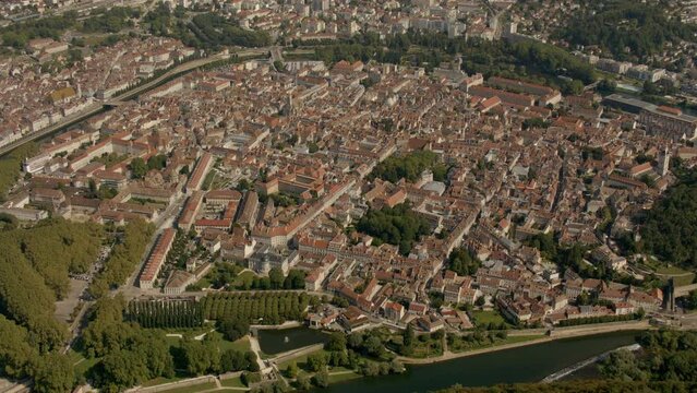 vue a&eacute;rienne drone de Besan&ccedil;on en France, centre ville, b&acirc;timents historiques