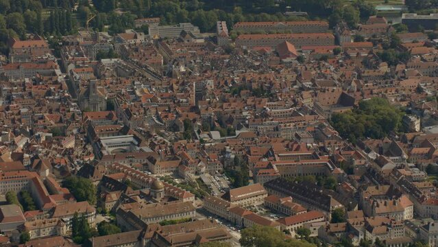 vue a&eacute;rienne drone de Besan&ccedil;on en France dans le doubs, son centre ville, zoom out pour d&eacute;couvrir toute la ville