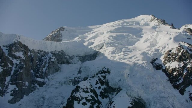 vue a&eacute;rienne drone approchant le sommet du Mont Blanc avec les blocs de neiges et les s&eacute;racs