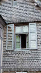 Une fenêtre ouverte d'une maison au Mont-Saint-Michel
