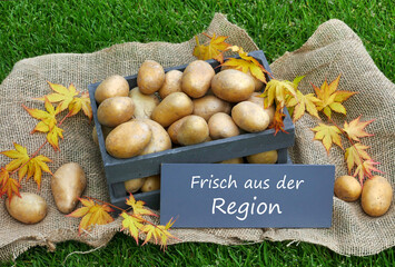Eine Kiste Kartoffeln frisch aus der Region.