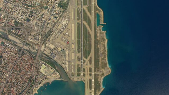 large vue a&eacute;rienne drone topshot satellite a&eacute;roport en bord de mer avec un avion qui atterrit en finale