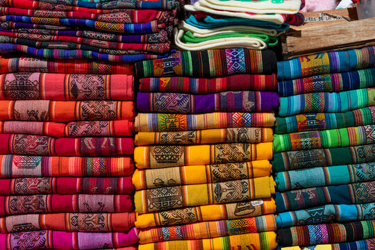 aguayo, mantel tejido en telar de colores, norte de Argentina