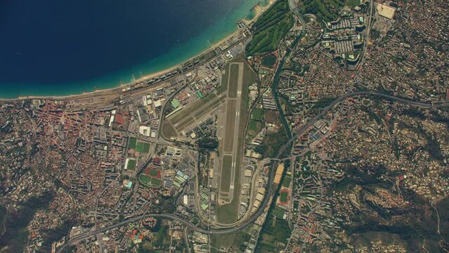 vue satellite de Cannes et la partie ouest de la ville avec l'a&eacute;roport et les plages en bordure de Mandelieu la Napoule