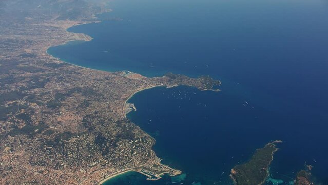 vue panoramique 4K de la c&ocirc;te d'azur entre Cannes et Monaco, tr&egrave;s belle m&eacute;t&eacute;o dans le sud-est de la France