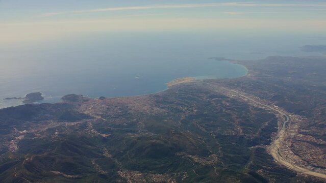 vue drone panoramique du pays Ni&ccedil;ois, en direction de l'a&eacute;roport nice c&ocirc;te d'azur vers la mer m&eacute;diterran&eacute;e
