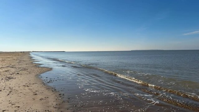 Marche le lon d'une plage en hiver