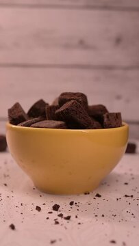 Mini browies caindo do c&eacute;u dentro de uma tigela amarela