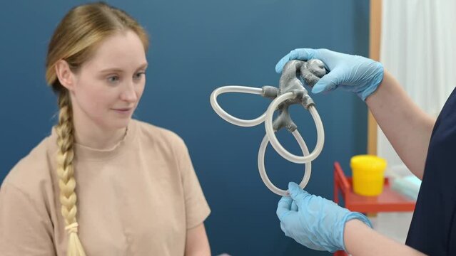 A woman with symptoms of dizziness is seen by a neurologist. The doctor explains to the patient about the structure of the inner ear and the crystals in the ears. Benign paroxysmal positional vertigo