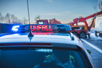 Die Autobahnpolizei sichert eine Unfallstelle mit Blaulicht...20.01.2024