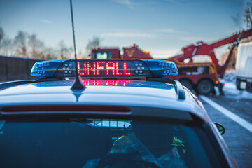 Die Autobahnpolizei sichert eine Unfallstelle mit Blaulicht...20.01.2024