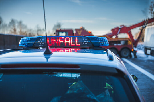 Die Autobahnpolizei sichert eine Unfallstelle mit Blaulicht...20.01.2024