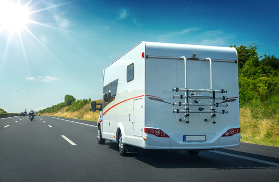 Wohnmobil mit Fahrradtr&auml;ger von hinten auf deutscher Autobahn im Sommer Gegenlicht &ndash; Motor home on german highway in backlit