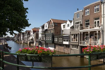 Fototapeten Canal houses in het centrum van de historische stad Gorinchem. © Jan van der Wolf