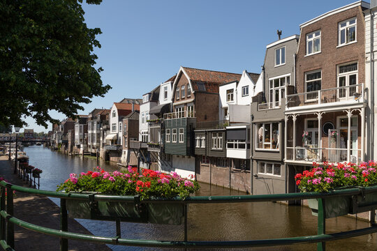 Canal houses in het centrum van de historische stad Gorinchem.
