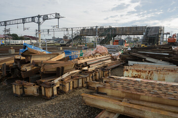 解体される駅舎