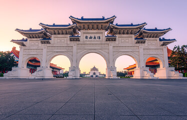 Obraz premium Liberty Square Arch in Chiang Kai-Shek Memorial Hall with sunrise background. The meaning of the Chinese texts on plaque is 
