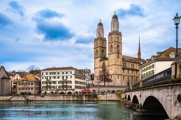 Panoramic view of Zurich city center, Switzerland. Zuerich old town with famous Fraumunster and Munsterbrucke bridge on bank of river Limmat in winter - obrazy, fototapety, plakaty