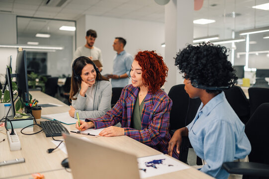 A technical support manager is teaching recruits in call center.