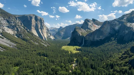 Fotobehang Half Dome Yosemite National Park featuring El Capitan and Half Dome, with lush greenery, flowing waterfalls, and the Merced River, in sharp