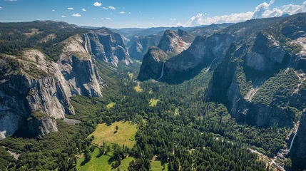 Papier Peint photo autocollant Half Dome Yosemite National Park featuring El Capitan and Half Dome, with lush greenery, flowing waterfalls, and the Merced River, in sharp