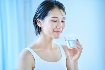 水を飲む女性