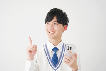 スマートフォンを持ってひらめく男子高校生　白背景