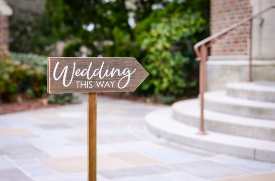 Wooden wedding sign to ceremony