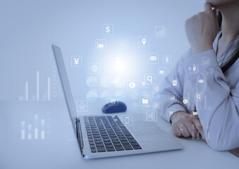 デスクで考えるビジネスパーソンとイラストイメージ