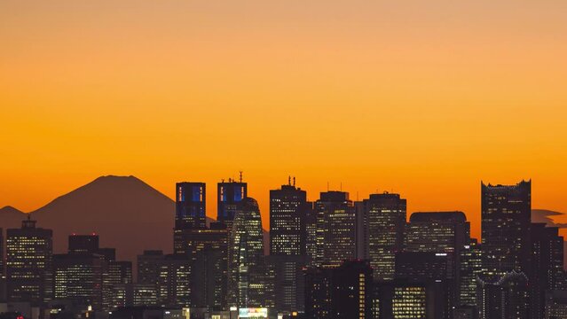 夕焼け東京ビル群と富士山